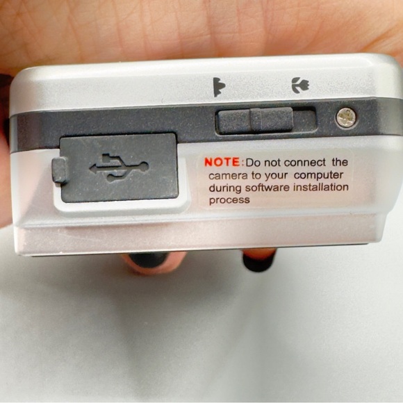 Digital Concepts Silver Digital Camera Non-Working Corroded Battery with SD Card - Picture 7 of 9